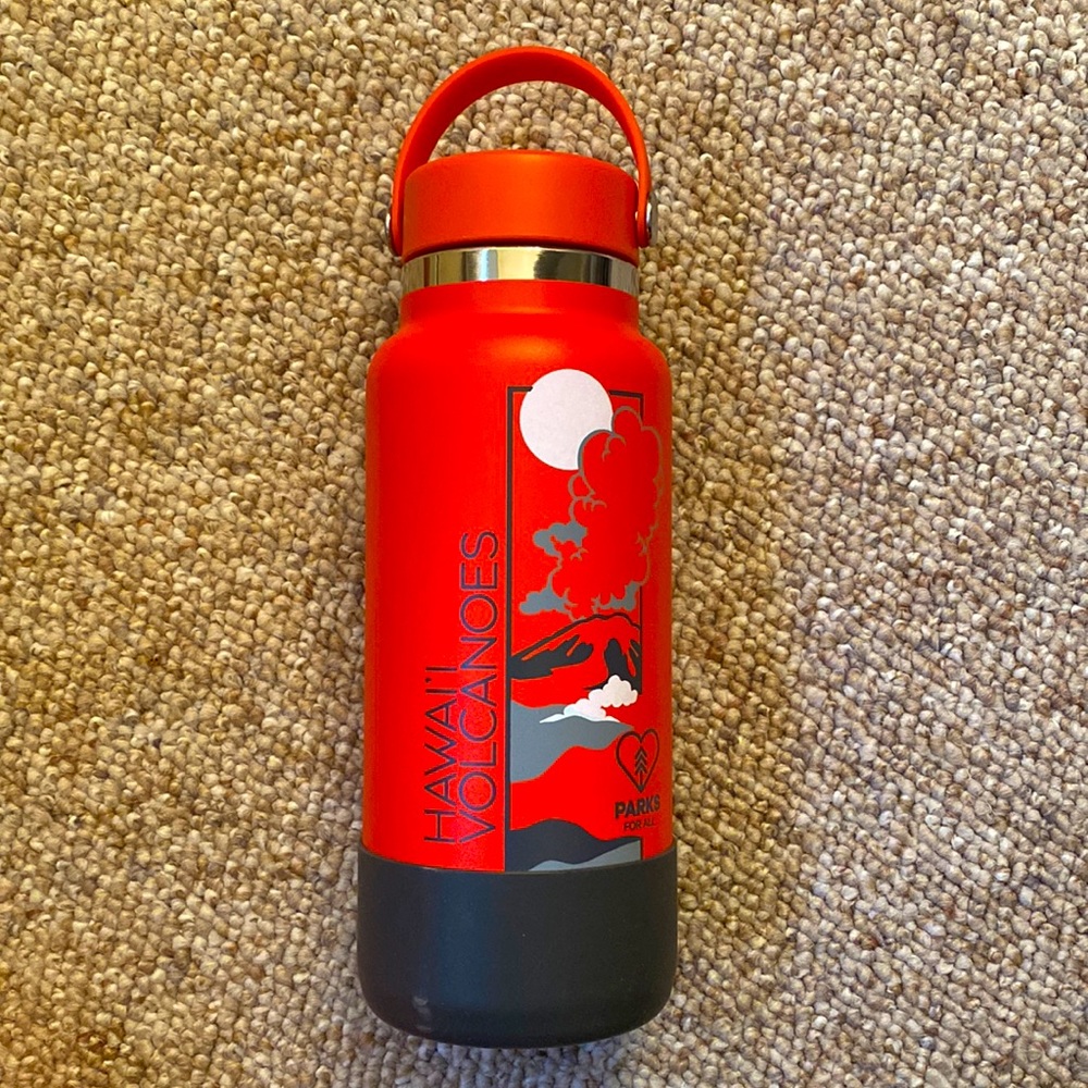 Red 32 oz (1 L ) hydroflask insulated water bottle